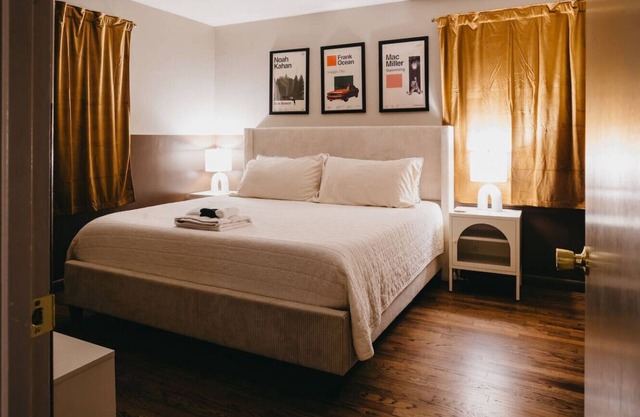 Mid-Mod Designed Home|King Beds|SmartTvs|Fire Pit