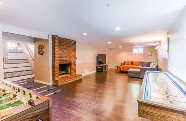 Mid-Mod Escape- 2500 Sqft, Sleeps 11 + Game Room