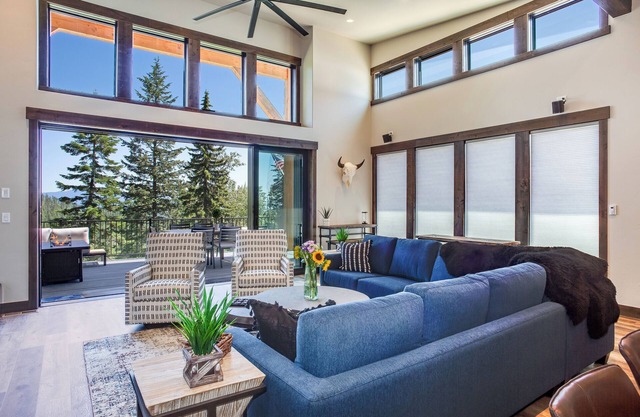 Mid-Mountain Ski In/Ski Out with Game Room + Hot Tub + Pet Friendly