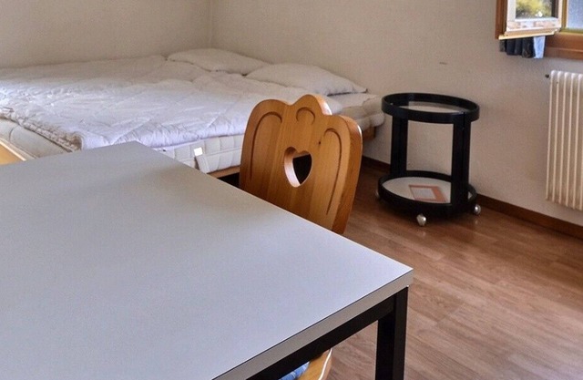 Studio de confort moyen pour 2 personnes, salon avec 2 lits, coin cuisine, douche-WC, balcon, 5ème é