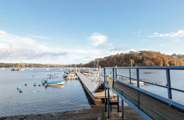 MIDDLE MEADOW, pet friendly, character holiday cottage in Dartmouth