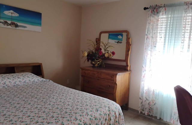 Middle Room Near Downtown (For Ladies Only)