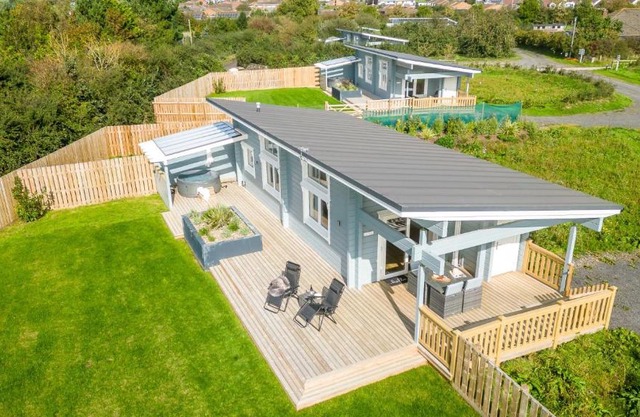 Middle Thorne, Great Field Lodges
