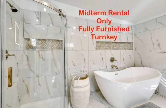 Modern Mountain Studio. Stylish Desert Retreat. Spa Bath + Kitchenette