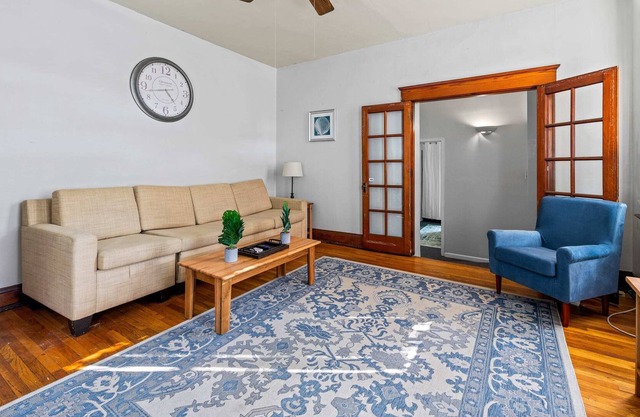 Midtown Apt Near Downtown&U of C- Hangout Unit 1&3