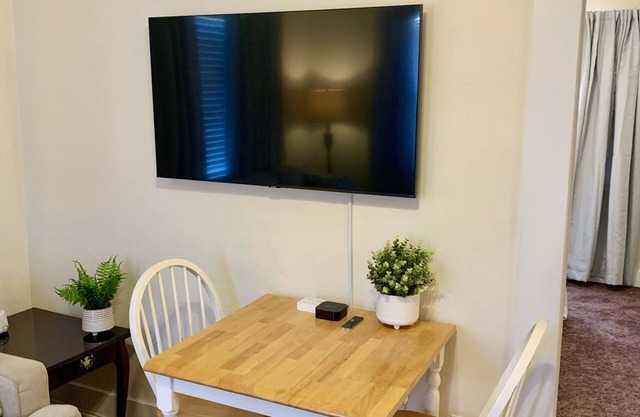 Cozy & Clean 2B/1B in Midtown – 18B