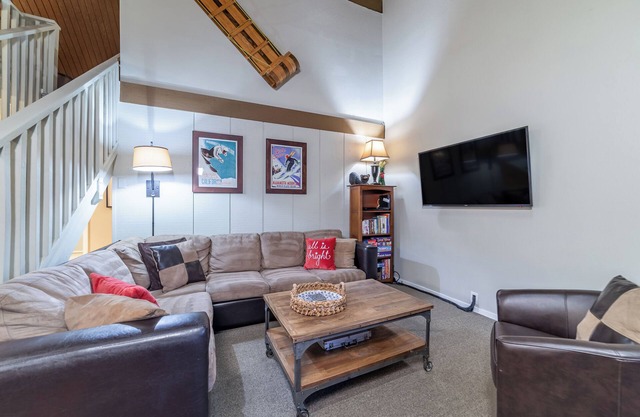 508 Spacious Mid-Town Condo Close to Restaurants, Pool & Spa