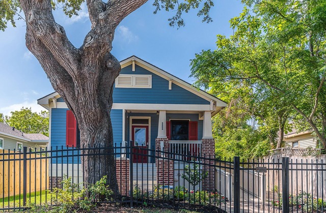 Midtown Location, walk to beach or downtown