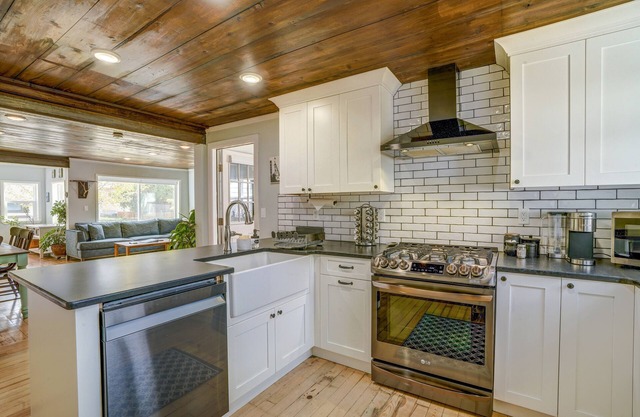 MidtownEcoModernFarmhouse PrivateParking FencedYard BrooklineSheets PetFriendly