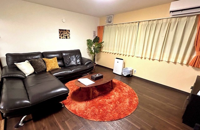Miel Hanazono1 min walk from metro staWhole house rental4 mins by train to Namba - miel garden / Osaka Ōsaka