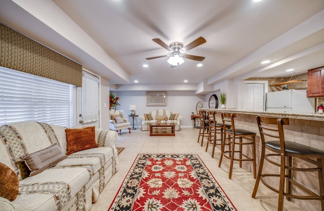 Mighty Mansion w / 3300 SF - 9 minutes du centre-ville + NCSU. 8 lits idéal pour les groupes!