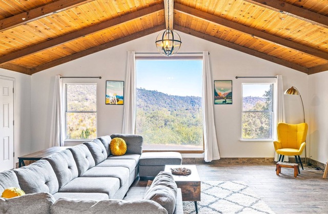 Mighty Peaks Retreat: Game room, Hot tub and great views near Yosemite