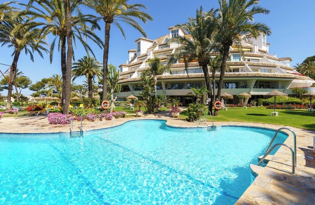 "Mijas Costa Modern 2 Bed Apartment" avec vue sur la mer et la montagne, piscine et jardin