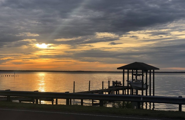 Mikes by the bay Pet friendly Waterfront view, child friendly. Beaches close
