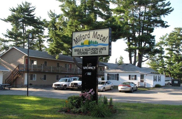Milford Motel On the River