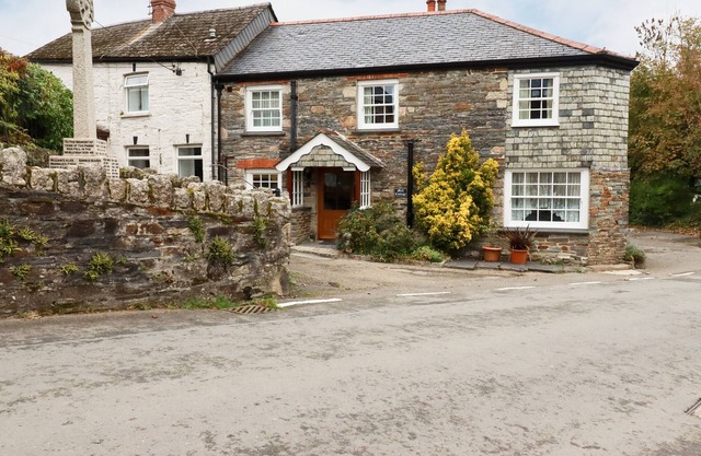 MILL COTTAGE, character holiday cottage, with open fire in St Neot