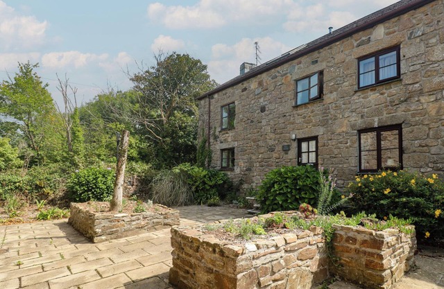 MILL HOUSE BARN, pet friendly, country holiday cottage in Penzance