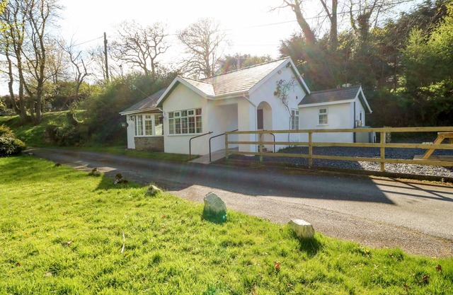 MILL HOUSE COTTAGE, family friendly, with a garden in Sarn Meyllteyrn