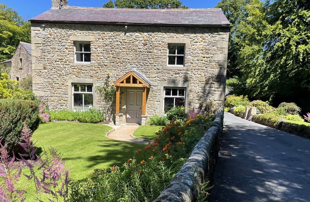 MILL HOUSE, pet friendly, character holiday cottage in Chipping