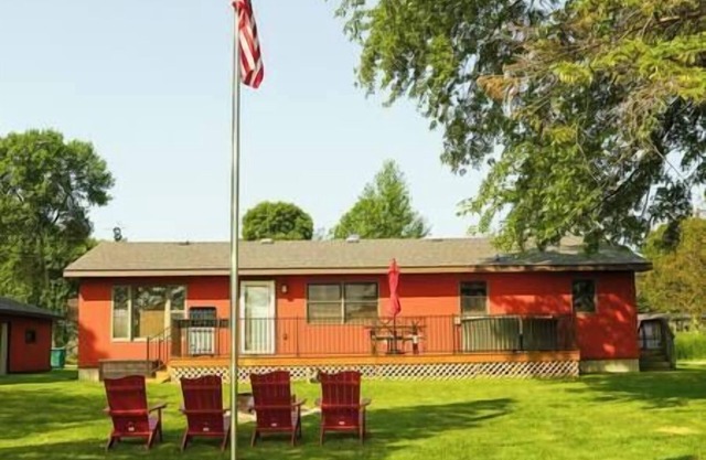 "Miller Bay Hideaway" on Lake Osakis- 2 Bedroom Lake home with beautiful views!