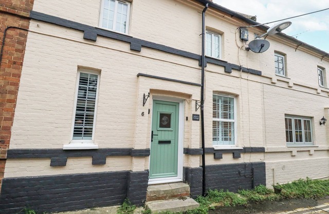 MILLER’S COTTAGE, pet friendly, with open fire in Puddletown