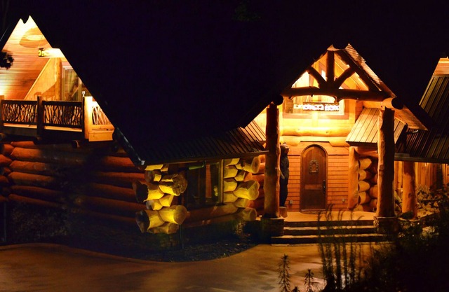 Maison en bois rond personnalisée d'un million de dollars sur un domaine de 9 hectares surplombant un ruisseau de 20 pieds de large