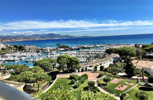 Beau condo entièrement rénové sur le littoral de la Côte d'Azur