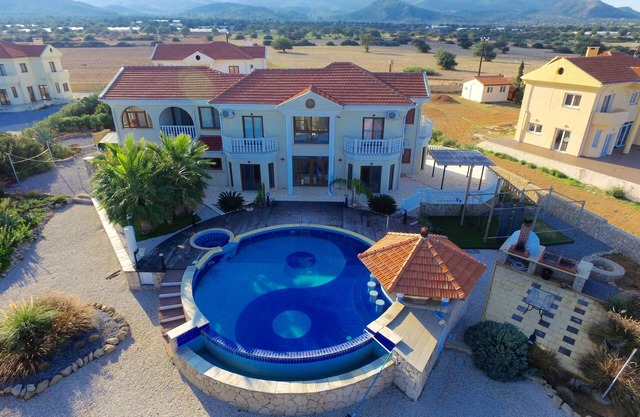 Manoir d'un million de dollars avec une immense piscine à débordement, un jacuzzi et un bar de piscine