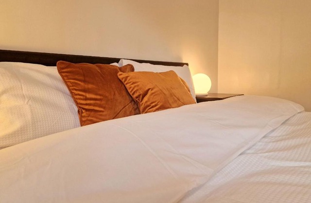 Millmead Apartment in central Guildford with parking