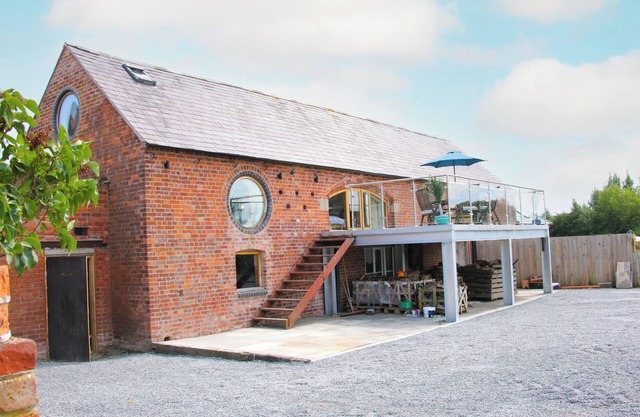 MILLSTONE COTTAGES - BREIDDEN VIEW, pet friendly in Westbury