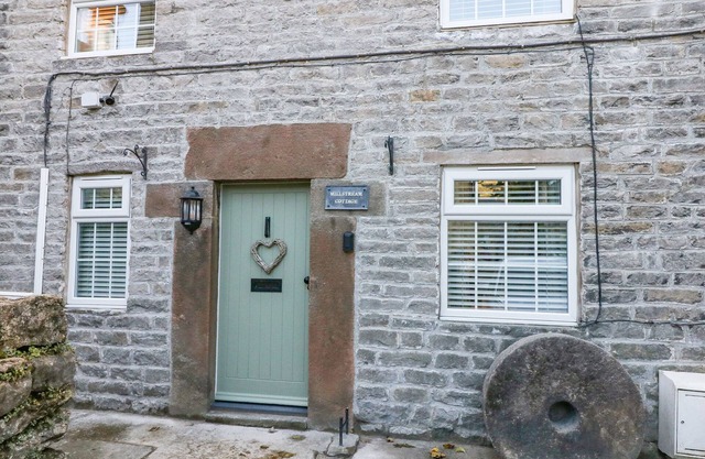 MILLSTREAM COTTAGE, family friendly in Castleton, Peak District