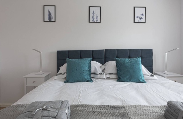 Milton Keynes close to Station 6 bed Free Parking