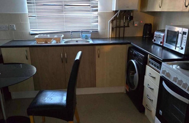 Milton Keynes - Sleeps 6 - Free Parking