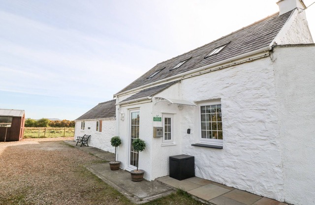 MIN-Y-RHOS, pet friendly, country holiday cottage in Edern
