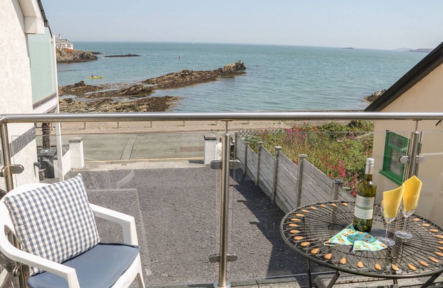 Min Y Traeth, BULL BAY