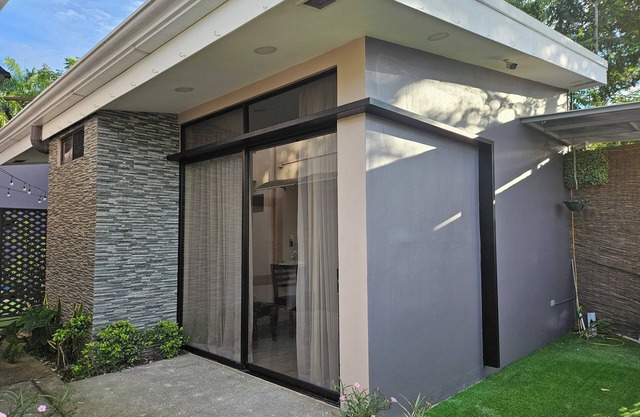 Mini Apartment self contained sleeps 4, Pet Friendly