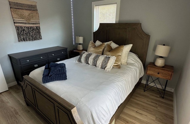 Mini gold and pool spacious 3 level floor home for 14 people