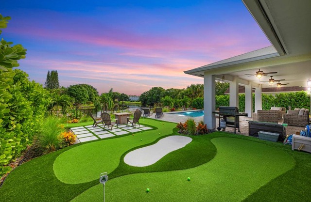 Mini Golf Course*Heated Saltwater Pool*Lakeview!