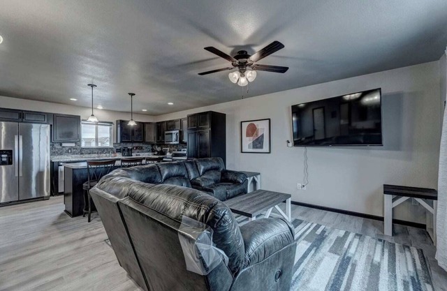 Mini-Rushmore Home, High On Hill Over Rapid City!
