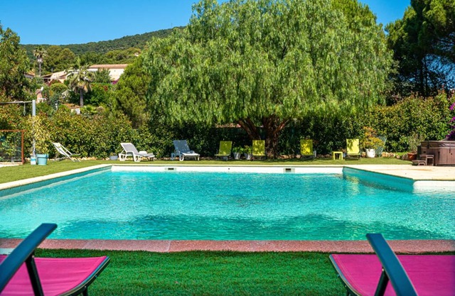 Mini-villa de 52 m² pour 2-4 personnes avec piscine et spa, proche de la plage
