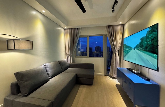 Minimalist 1BR Exec Suite + Best City View of BGC