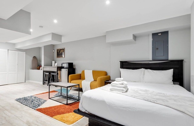 Minimalist English Basement : Private Suite