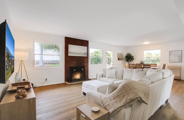 Minimalist style 4 Bed Home sleeps 8 located 2 blocks from beach