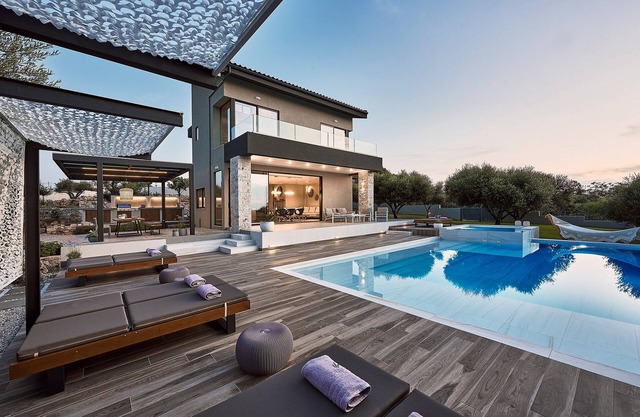 Villa neuve de haute qualité avec piscine chauffée et pour enfants