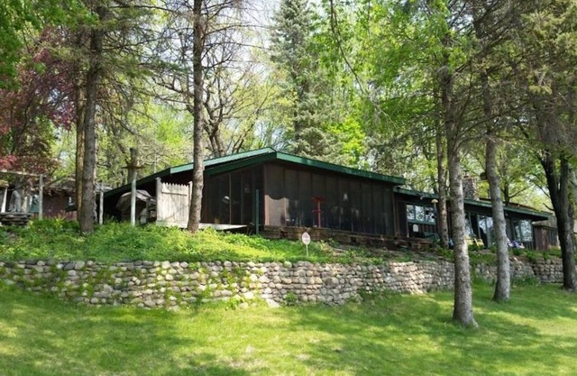 Minn Haven, cabane de retraite au bord du lac, à environ une heure des villes. Détendez-vous ... respirez.