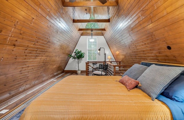 Cozy Escape | Tiny Home Cottage | 2 miles to MSU