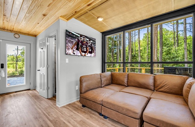 Luxury Tiny Home | Football Dates Available