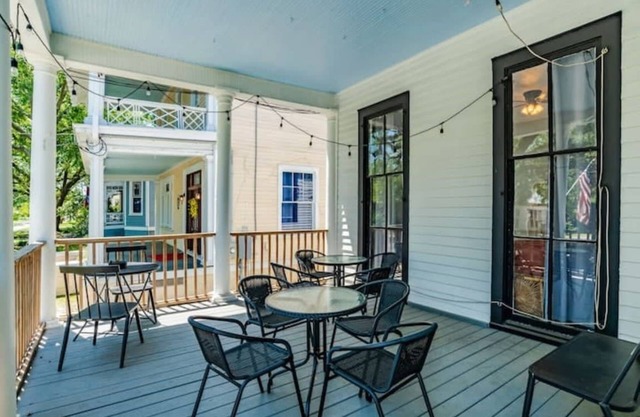 Mins from Downtown & Dining - Dauphin Darling 3