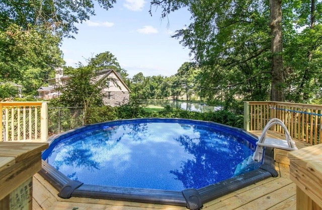 Mins to Airport-Pool- Lake View-Newly Renovated!