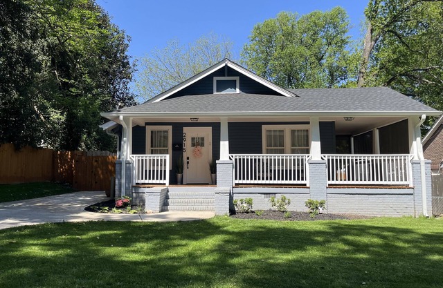 Beautiful Renovated Modern Bungalow! Minutes to Uptown Charlotte!